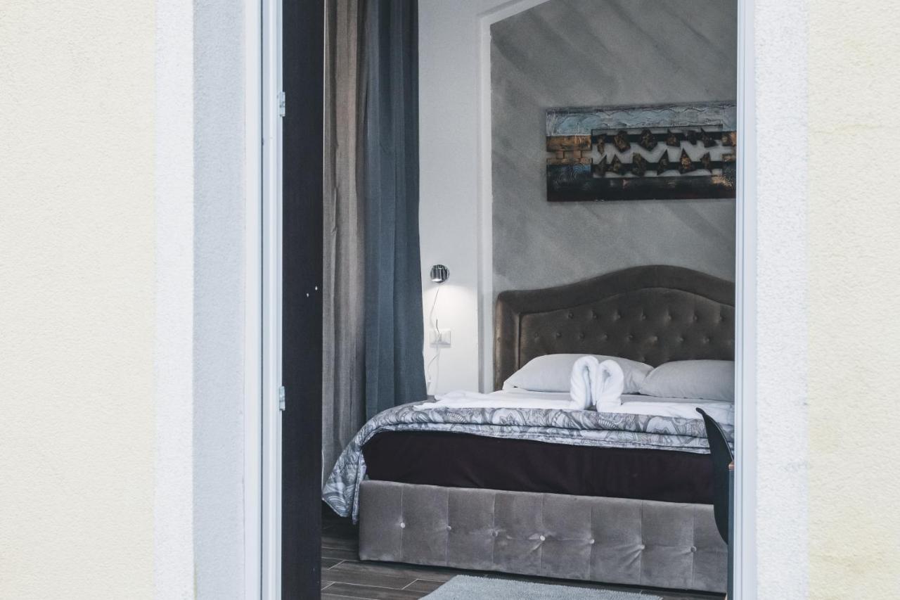 Bulldog Station Apartments With Private Wc, Ac, Tv メストレ エクステリア 写真
