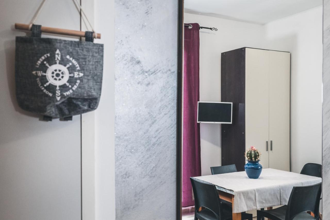 Bulldog Station Apartments With Private Wc, Ac, Tv メストレ エクステリア 写真