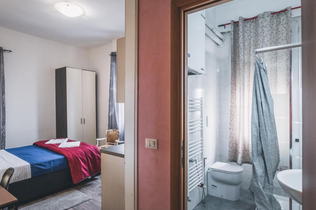 Bulldog Station Apartments With Private Wc, Ac, Tv メストレ エクステリア 写真