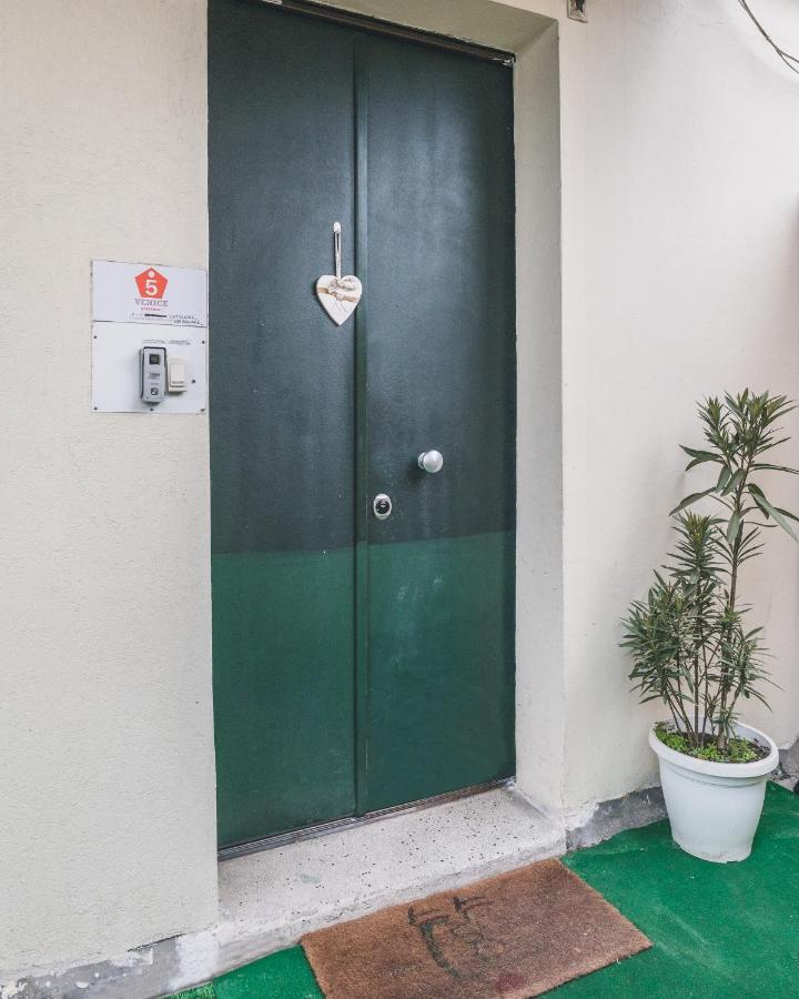 Bulldog Station Apartments With Private Wc, Ac, Tv メストレ エクステリア 写真