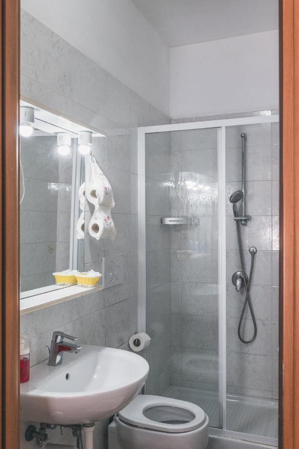 Bulldog Station Apartments With Private Wc, Ac, Tv メストレ エクステリア 写真