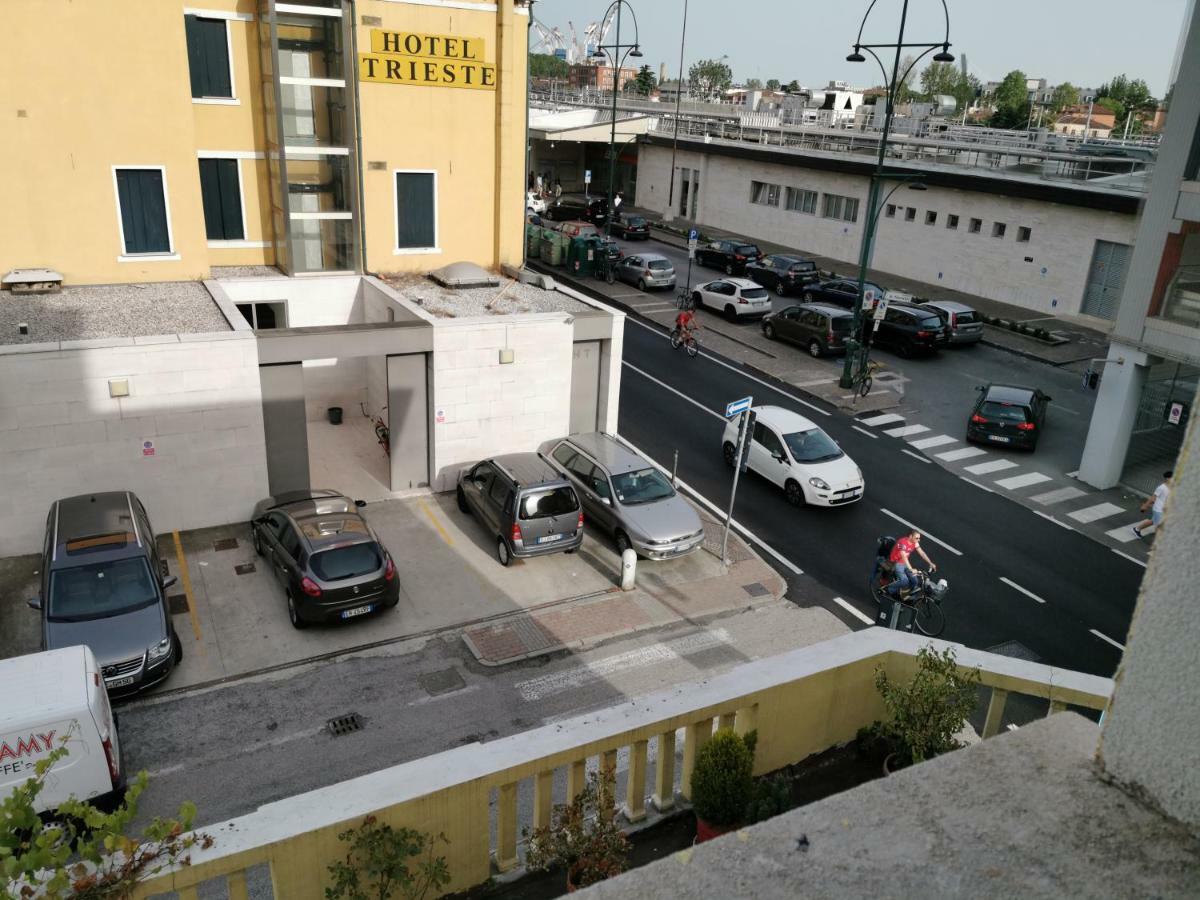 Bulldog Station Apartments With Private Wc, Ac, Tv メストレ エクステリア 写真